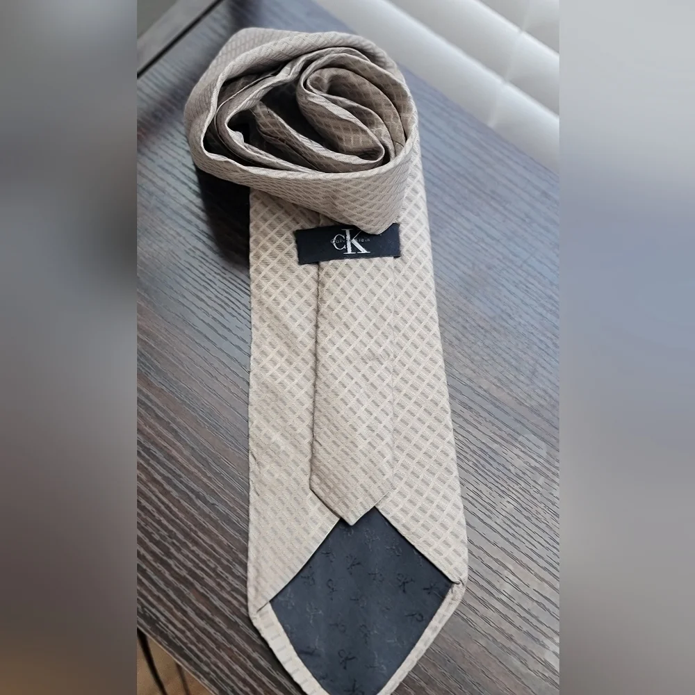 Calvin Klein Men's Tie dry clean only.